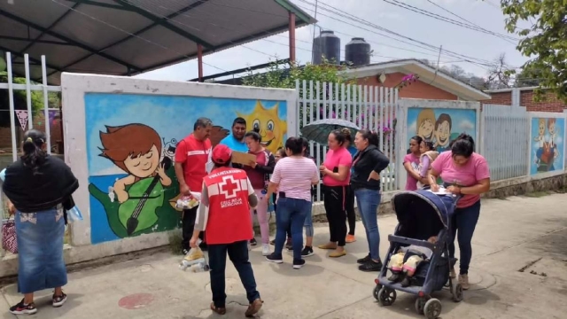 La Cruz Roja continúa con la distribución de kits a habitantes de diversas comunidades.