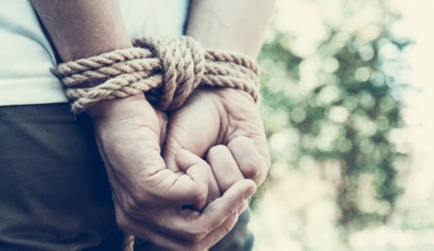 Lo abandonaron en el bosque tras robarle un camión