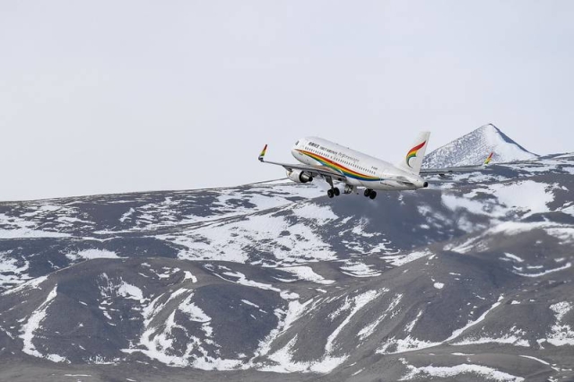 Avión se incendia durante despegue en China; hay al menos 36 heridos