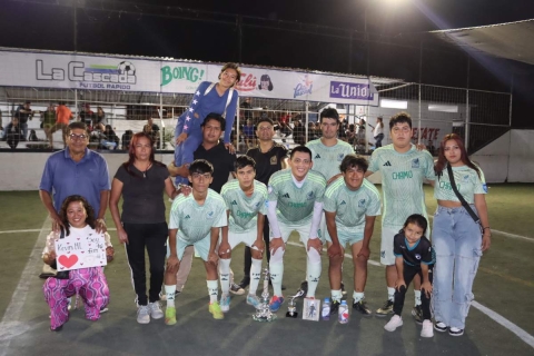 El equipo Chamos posó junto a su familia y amigos tras recibir el trofeo de campeón.