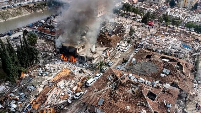 Critican a presidente de Turquía por escasez de ayuda en zonas devastadas por terremoto