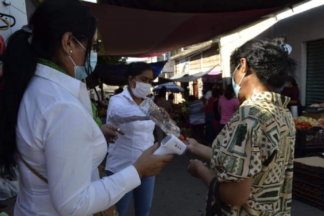 Para acceder a la zona comercial, los clientes deben pasar por un filtro sanitario.