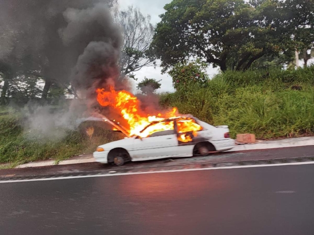 Queman un auto frente al fraccionamiento Brisas