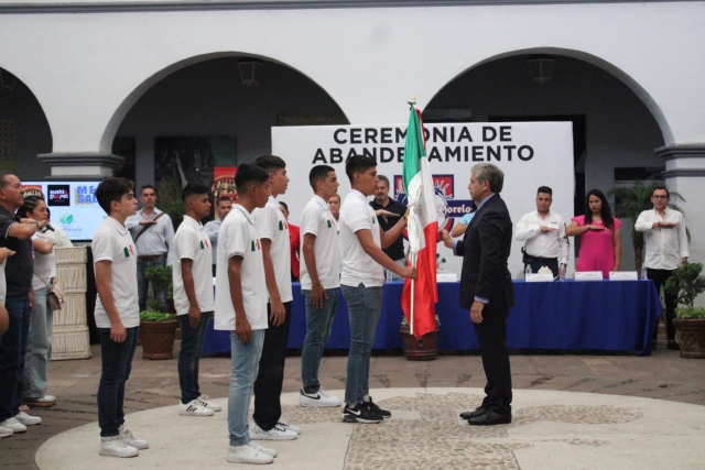 Edil capitalino encabeza abanderamiento de categorías del Club de Futbol Atlético Real Morelos