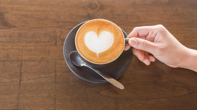 No es la cafeína: Este es el estímulo extra que solo da al beber café, según nuevo estudio