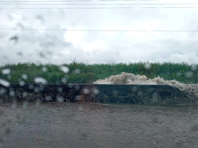 Tránsito lento en autopista México-Acapulco tras desborde de barranca La Gachupina