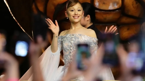 Tensi&oacute;n en la premiere de Wicked: un fan irrumpe y agarra a Ariana Grande en plena alfombra roja