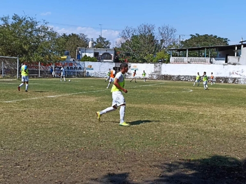 El funcionario aseguró que en la Unidad “Salvador Cisneros” se instalará un campo de beisbol para regresar ese deporte al municipio.