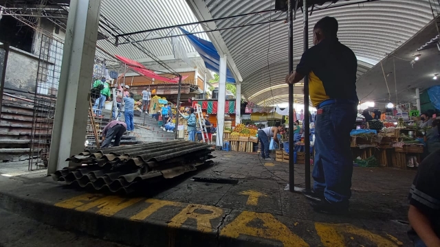 Labores de limpieza en mercado ALM, tras incendio ayer en tres locales