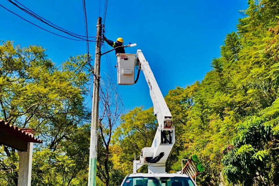 Sustituyen luminarias en calles de Rancho Tetela para fortalecer la eficiencia energética en Cuernavaca