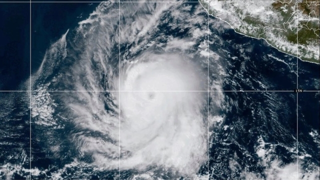 Huracán Kristy alcanza categoría 3; se aleja del territorio mexicano
