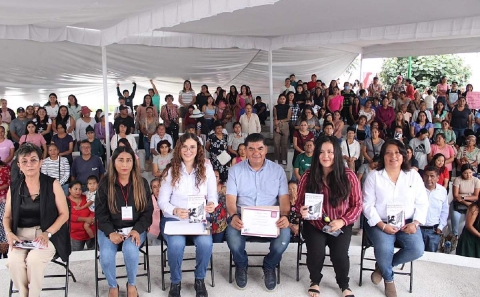 Las asistentes al evento recibieron la Cartilla de los Derechos de la Mujer.