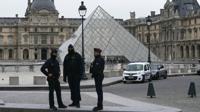 Robo en el Museo de Louvre: sustraen joyas usando montacargas en siete minutos