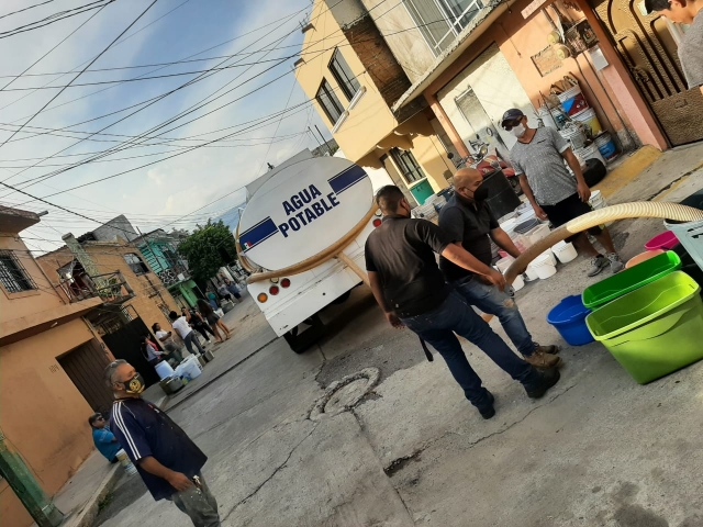 Abastece SAPAC de agua potable en pipas a cuatro colonias