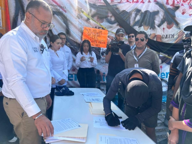 Comisi&oacute;n de Di&aacute;logo de la UAEM entreg&oacute; ayer el documento a estudiantes en la Puerta 1 del campus Chamilpa de la M&aacute;xima Casa de Estudios. 