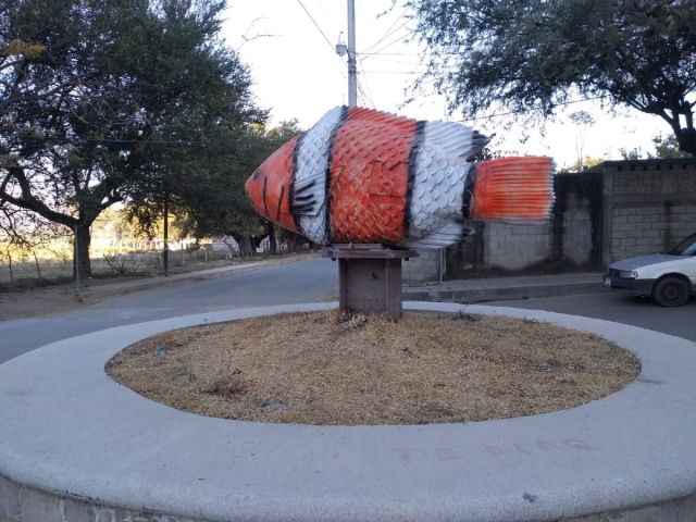 Los inconformes consideran que la decoración de la escultura no tiene nada que ver con el pueblo de pescadores.