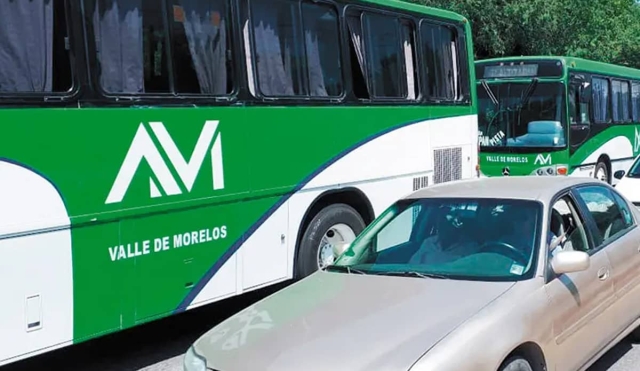 Choque entre un auto y un camión deja dos heridos