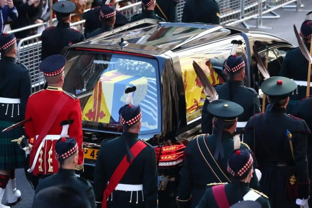 Ataúd de la reina Isabel II llega a catedral de Saint Giles, en Edimburgo