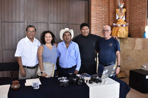 Autoridades de la institución recibieron la donación por parte del cronista e investigador Agur Arredondo y una familia. 