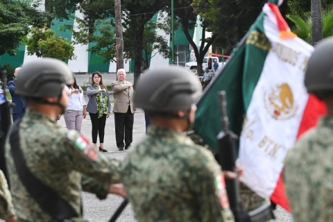 Margarita Gonz&aacute;lez encabez&oacute; los honores a la bandera este lunes en la explanada "Emiliano Zapata" del centro de la cabecera de Zacatepec. 