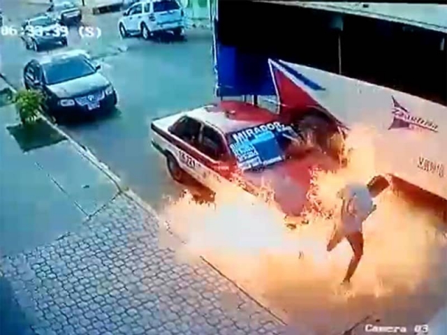 Taxi se incendia y chofer olvida a pasaje dentro del vehículo