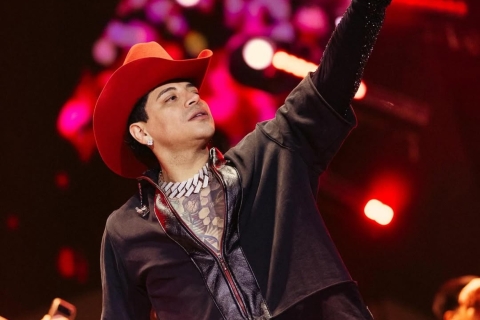 Eduin Caz rompe pantalla durante concierto en Bogot&aacute; y se disculpa tras momento viral