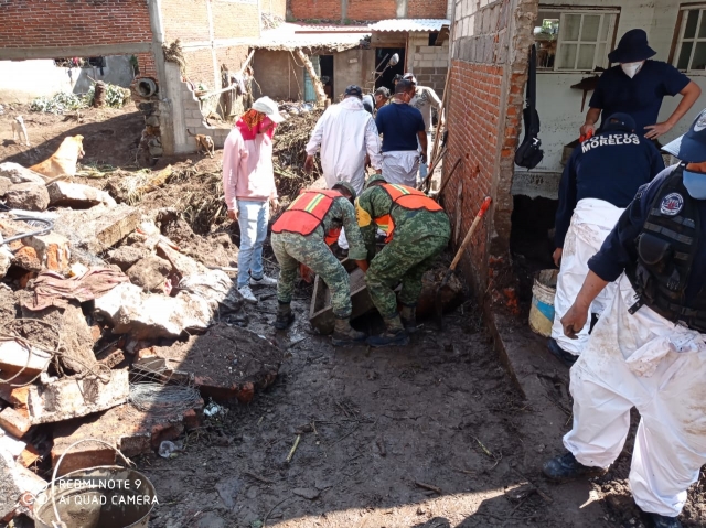 Apoya personal militar a familias afectadas por lluvias, en Tlayacapan y Jojutla