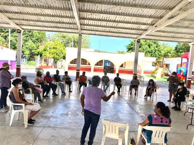 Como parte de la plática-taller, mujeres realizaron diversas actividades.