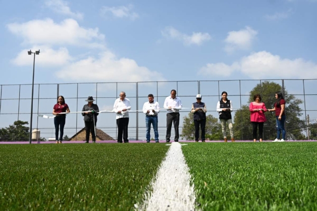 El titular del Ejecutivo local inauguró la modernización de una unidad deportiva y la rehabilitación de la carretera que comunica con el municipio de Hueyapan.