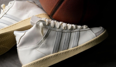 Los tenis deportivos con isnpo noventero regresan con fuerza: así puedes lucirlas con estilo