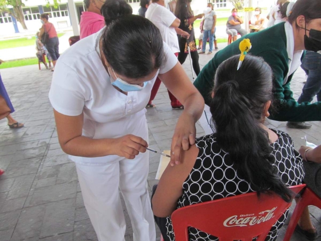 Los cuatro municipios que componen la zona sur poniente del Estado, recibirán la dosis de refuerzo esta semana. En todos los casos, se aplicará la vacuna Cansino.