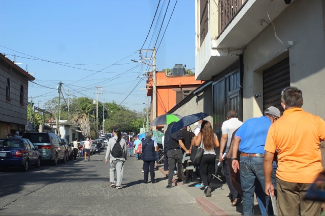 Las largas filas de las primeras horas de la aplicación de la vacuna disminuyeron poco a poco.