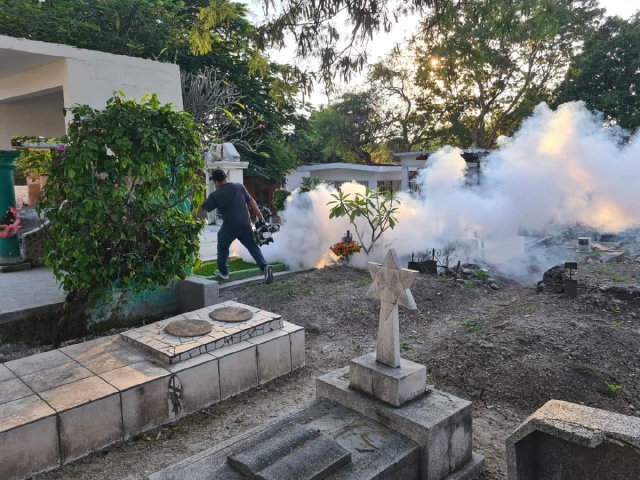 Realizan descacharrización y fumigación en panteones de Jojutla