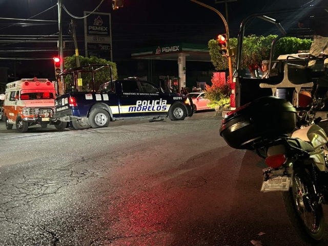 El vehículo en el que viajaban las víctimas quedó frente a la gasolinera.