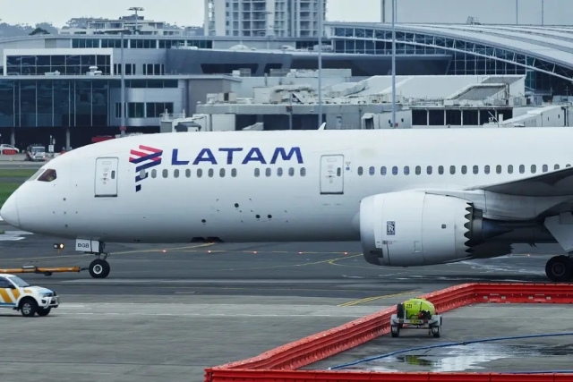 Avi&oacute;n frena despegue para evitar choque con helic&oacute;ptero militar en Bogot&aacute;