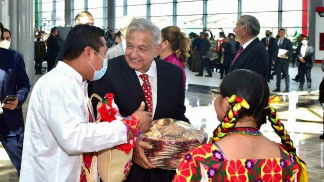 AMLO responde a críticas por la señora que vendió tlayudas en el AIFA