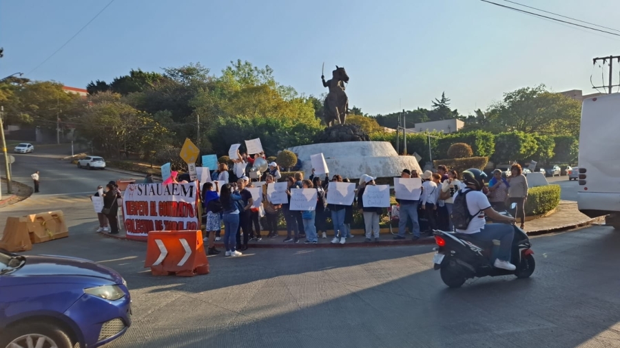 Protestan jubilados del STAUAEM por falta de pago de aguinaldos