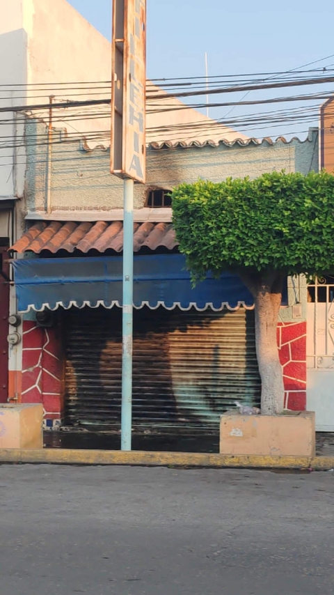 El fuego sólo dañó la cortina del establecimiento.