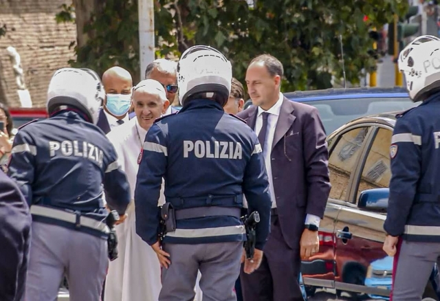 Papa Francisco regresa al Vaticano tras una cirugía.