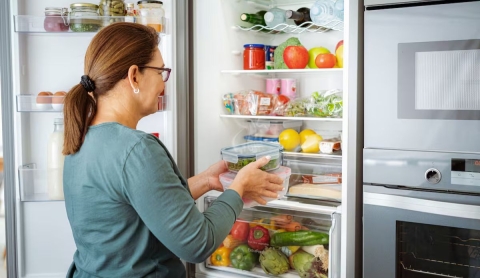 ¿Es seguro meter comida caliente al refrigerador? Mitos y consejos