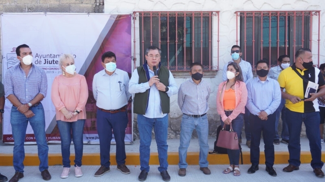 Entrega Ayuntamiento de Jiutepec obras de pavimentación y agua en la Huizachera