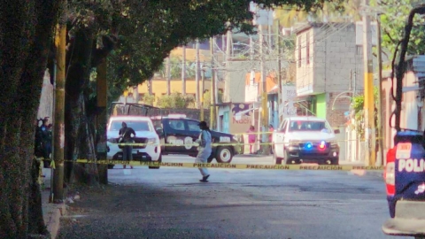 La v&iacute;ctima qued&oacute; tirada sobre la acera, junto a su puesto. 