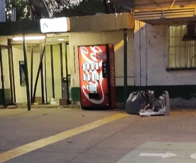 Los delincuentes dejaron tirado el cajero afuera de las oficinas.