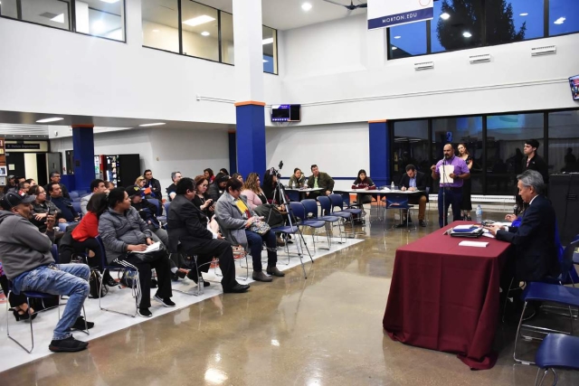 Alfonso Seiva en el foro de migrantes en Chicago. 