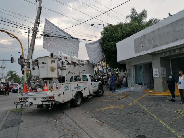 A causa del choque, vecinos de varias colonias de la zona se quedaron sin energía eléctrica.