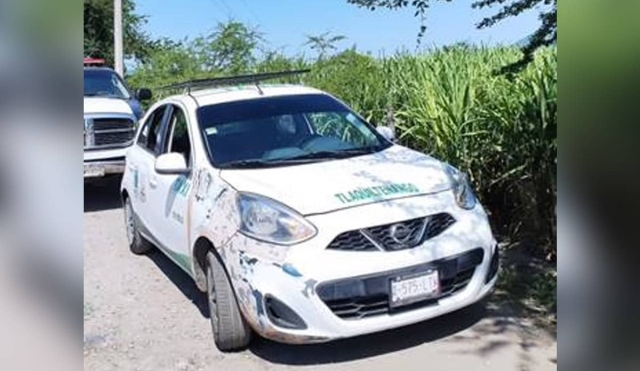 Abandonan un taxi en Tlaltizapán