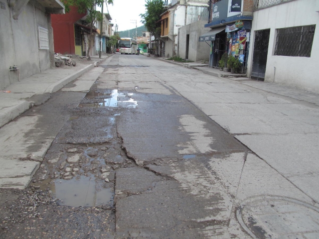 Paso de camiones pesados causan fuga de agua en colonia de Jojutla