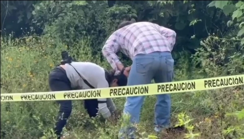 En el lugar del hallazgo, los peritos buscaron indicios.