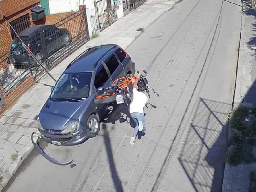 VIDEO: Pide moto prestada, hace un 'caballito', choca y se mata; era robada