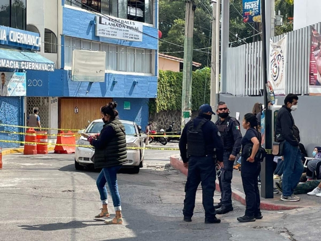 La víctima fue trasladada por su hijo al Hospital General de Cuernavaca, donde falleció.